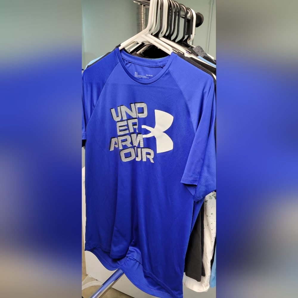 Men's Medium Under Armour Dry Fit Short Sleeve Shirt EUC